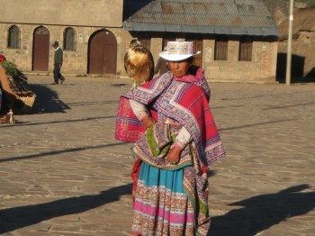 Femme en tenue traditionnelle du Colca