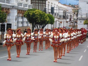 Défilé folklorique à Sucre, Bolivie
