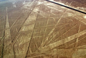 Panaméricaine traversant les lignes et trapèzes de Nazca